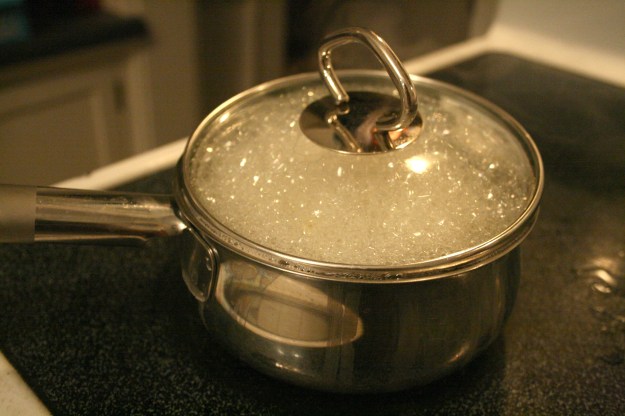 Water_boiling_in_cooking_pot